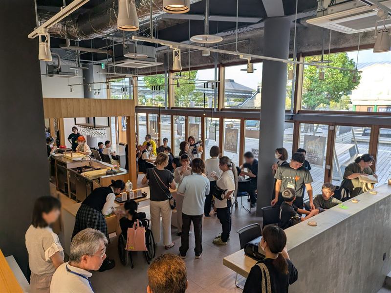 BALLOONERS CAFEで食事を受け取る参加者の列