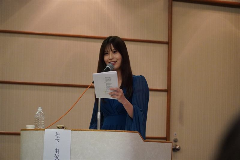 演台で進行する司会者